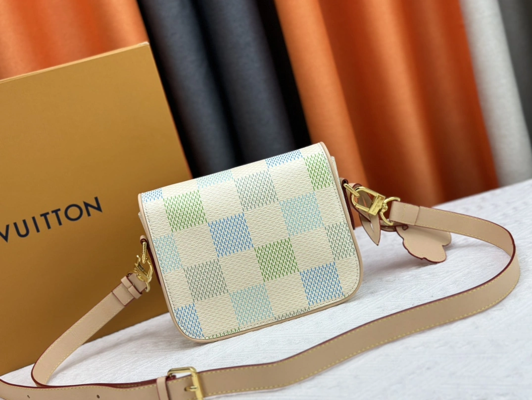 Louis Vuitton AAA Quality Messenger Bags For Women Vibrant 2043 - Image 4