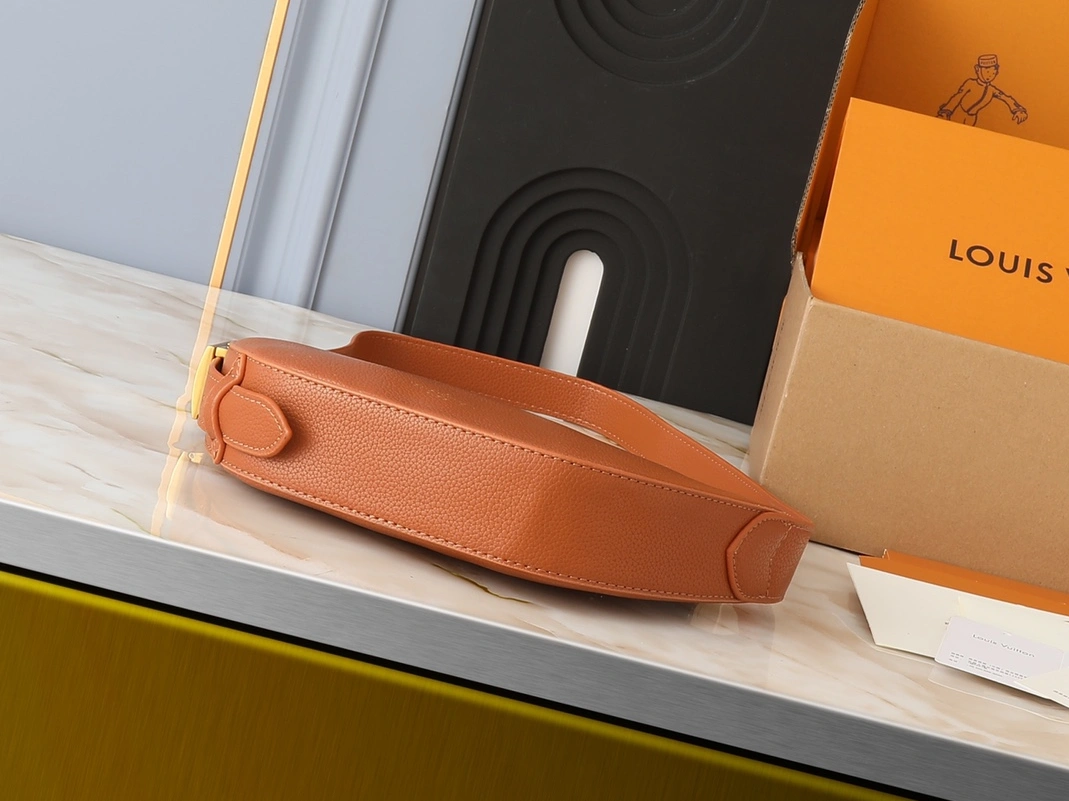 Louis Vuitton AAA Quality Shoulder Bags For Women Trendsetting 4070 - Image 3