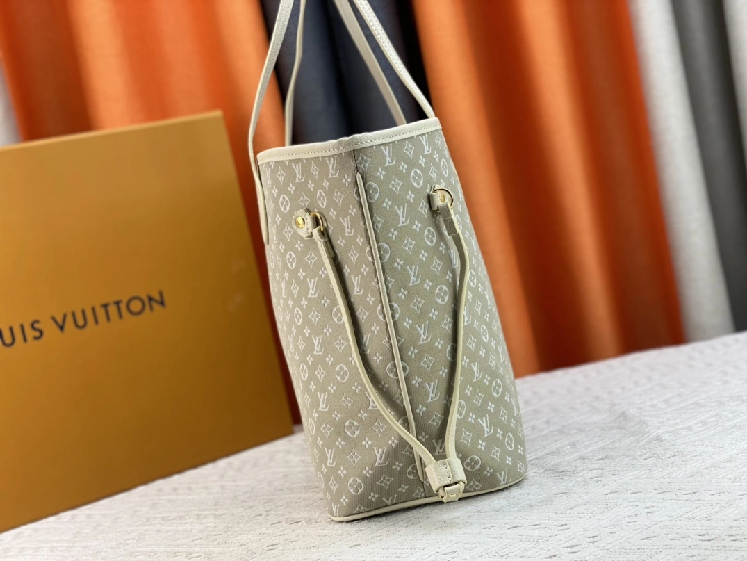 Louis Vuitton AAA Quality Shoulder Bags For Women WellDesigned 3162 - Image 4