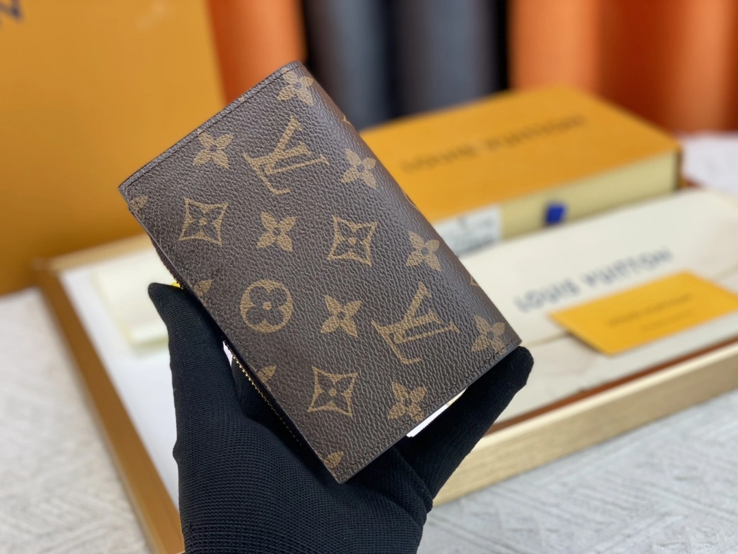 Louis Vuitton AAA Quality Wallets Breathable 7062