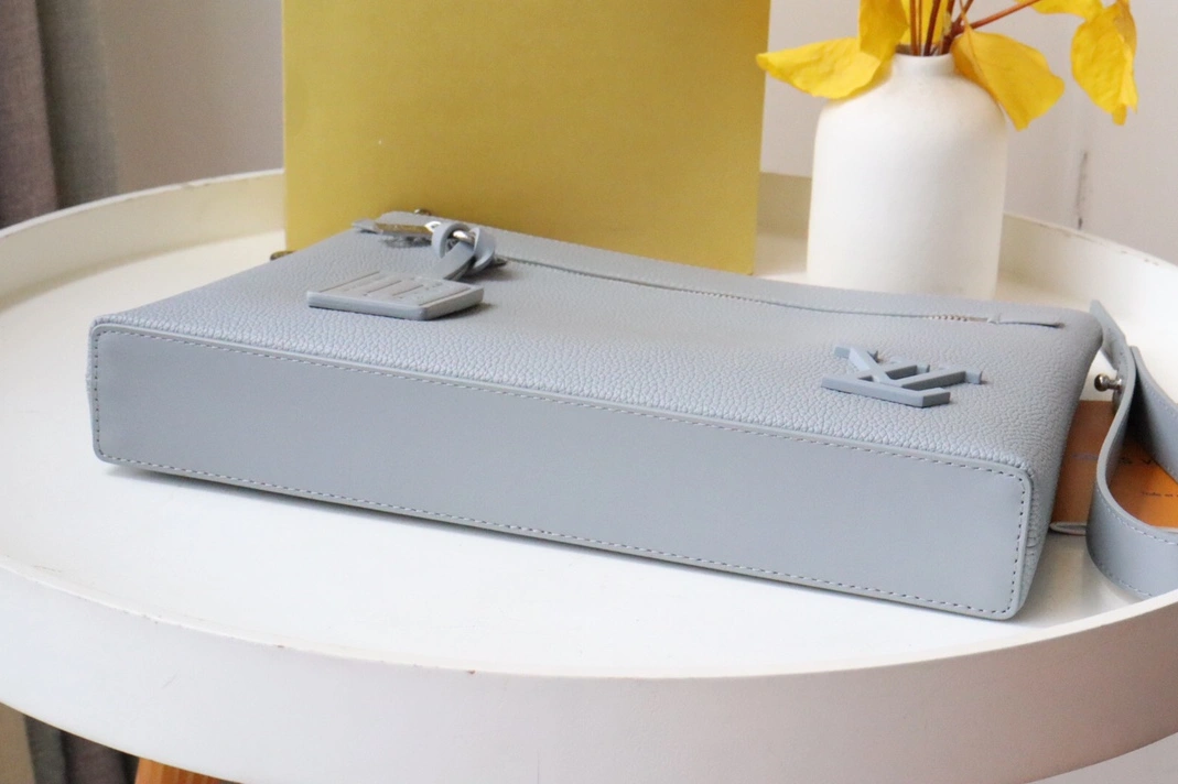 Louis Vuitton AAA Quality Wallets For Unisex SportInspired 4450 - Image 4