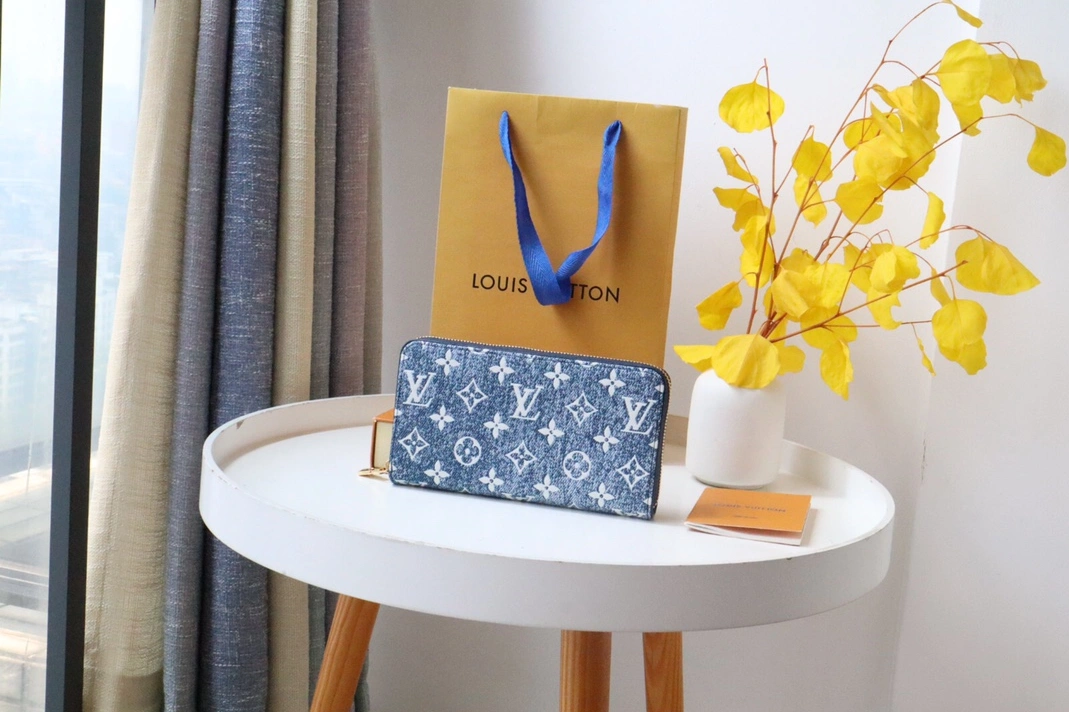 Louis Vuitton AAA Quality Wallets Refined 9487 - Image 4