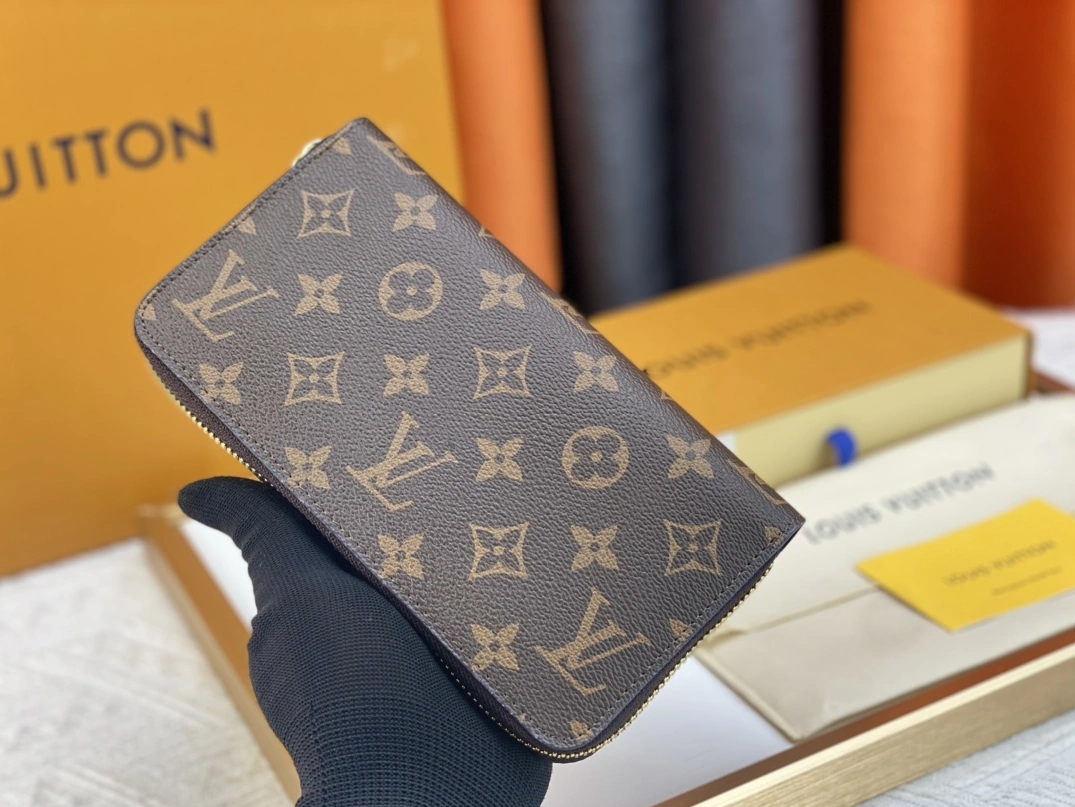 Louis Vuitton AAA Quality Wallets Versatile 8091