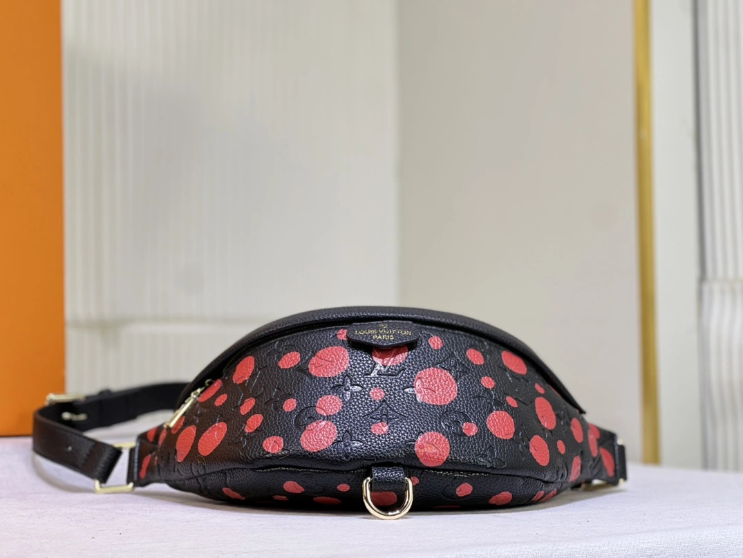 Louis Vuitton LV AAA Quality Belt Bags For Unisex Sophisticated 3306 - Image 5