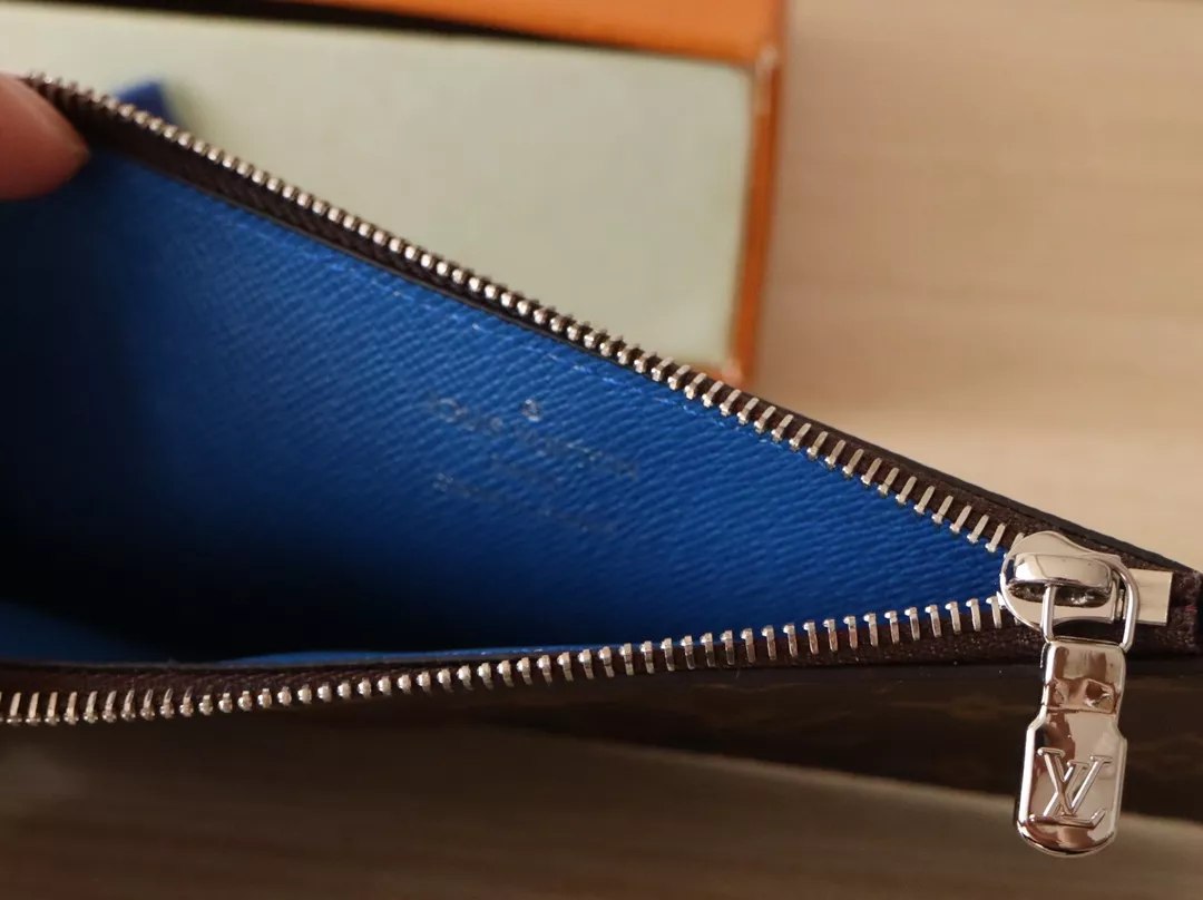 Louis Vuitton LV Card Case Cozy 7016 - Image 6