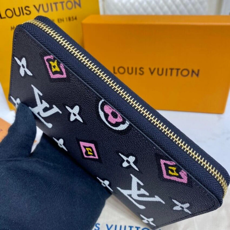 2 inside Louis Vuitton Monogram Pattern Zippy Wallet Black - Image 4