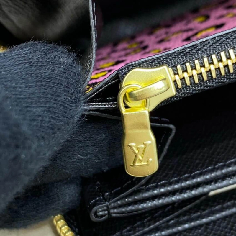 2 inside Louis Vuitton Monogram Pattern Zippy Wallet Black - Image 10