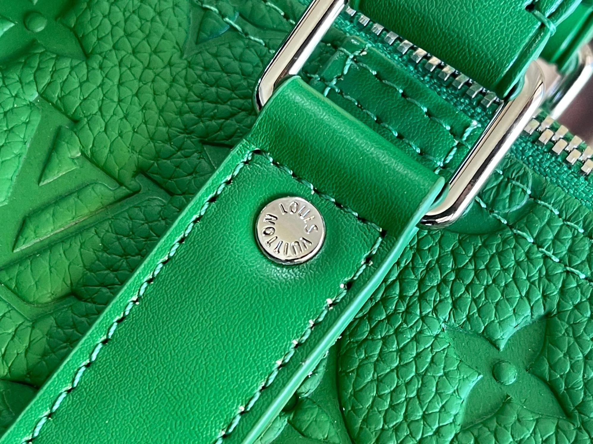 Louis Vuitton Travel Bags WellDesigned 388 - Image 4