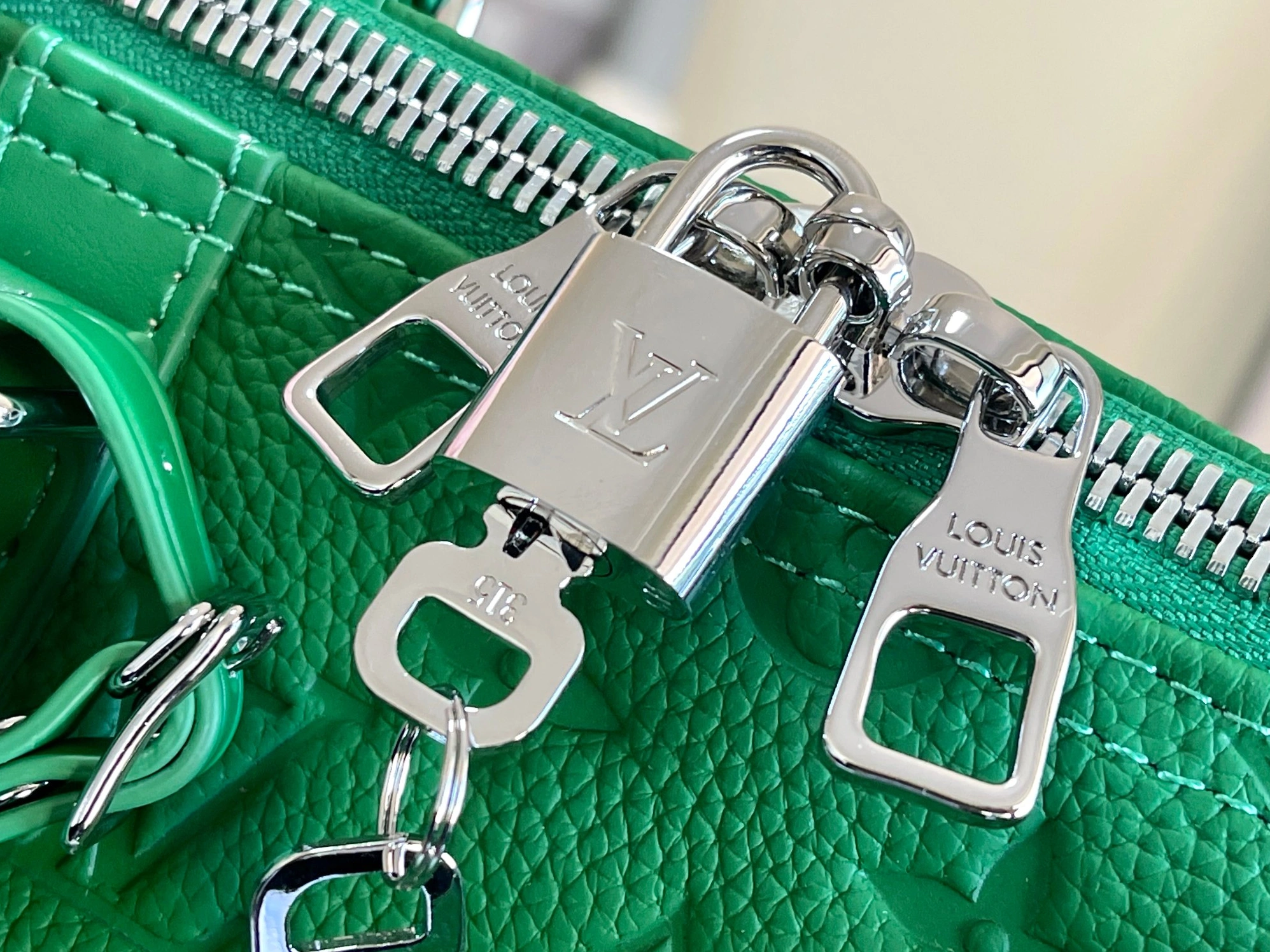 Louis Vuitton Travel Bags WellDesigned 388 - Image 6