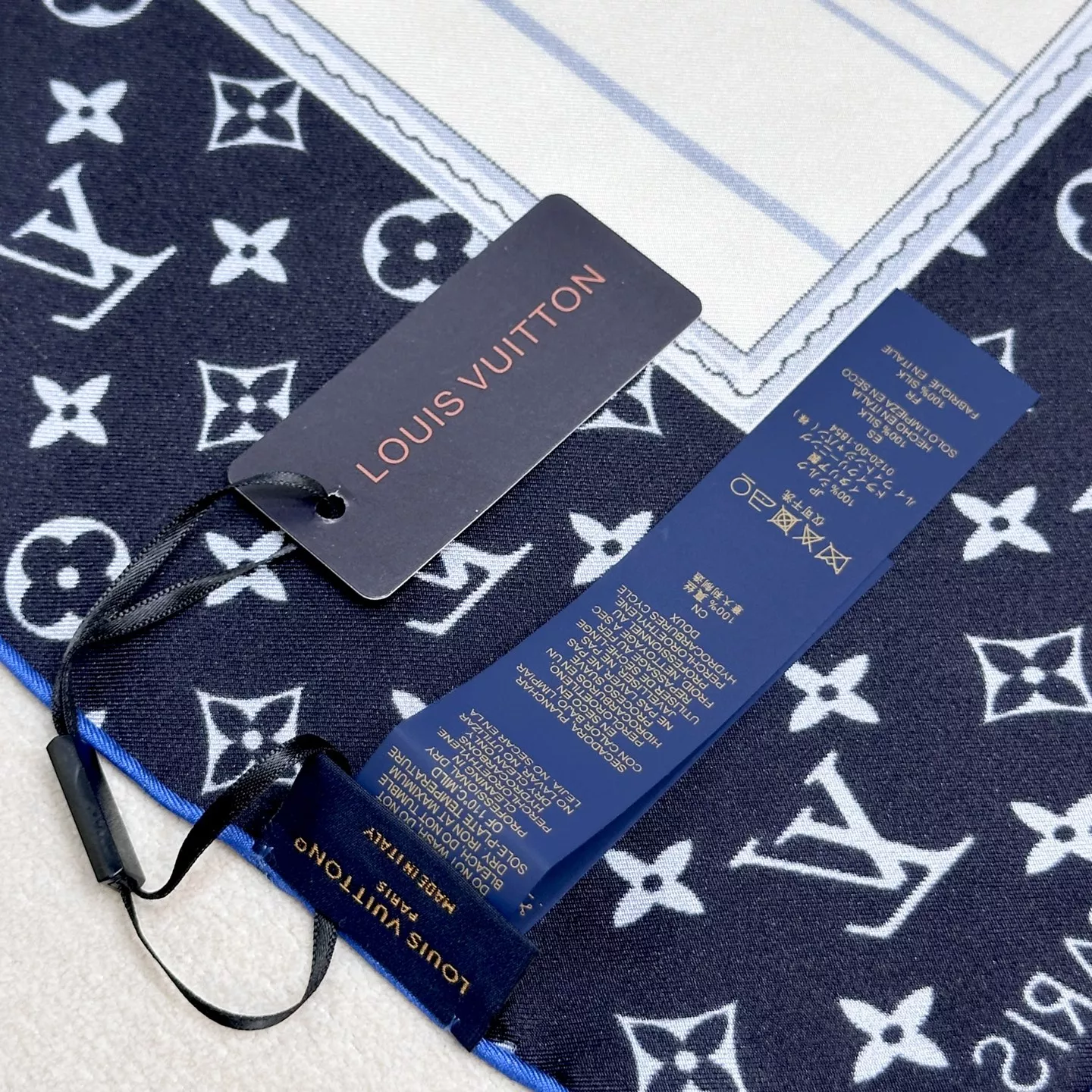 Minimalist 1710 Louis Vuitton Silk Squares - Image 5