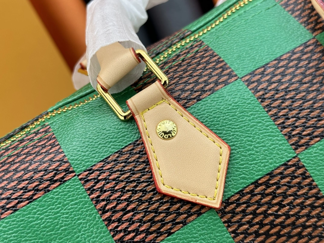 Minimalist 5735 Louis Vuitton Travel Bags For Women - Image 6