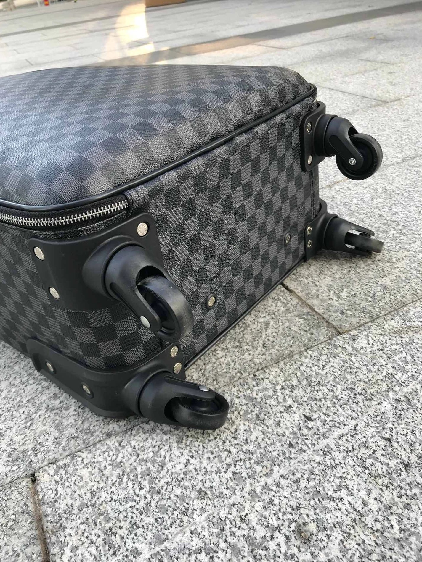 Minimalist 7010 Louis Vuitton Luggage - Image 4