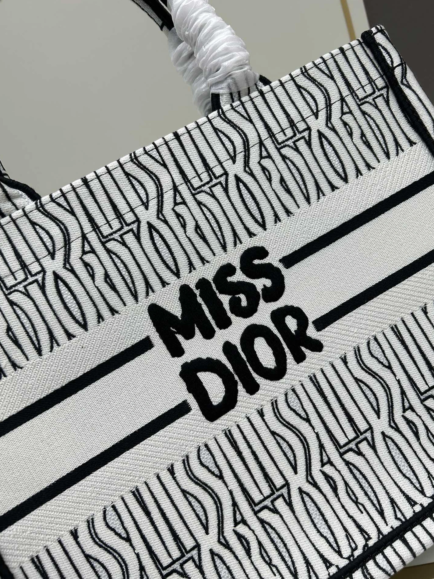 ModernLook 8048 Christian Dior AAA Quality Tote-Handbags For Women - Image 4