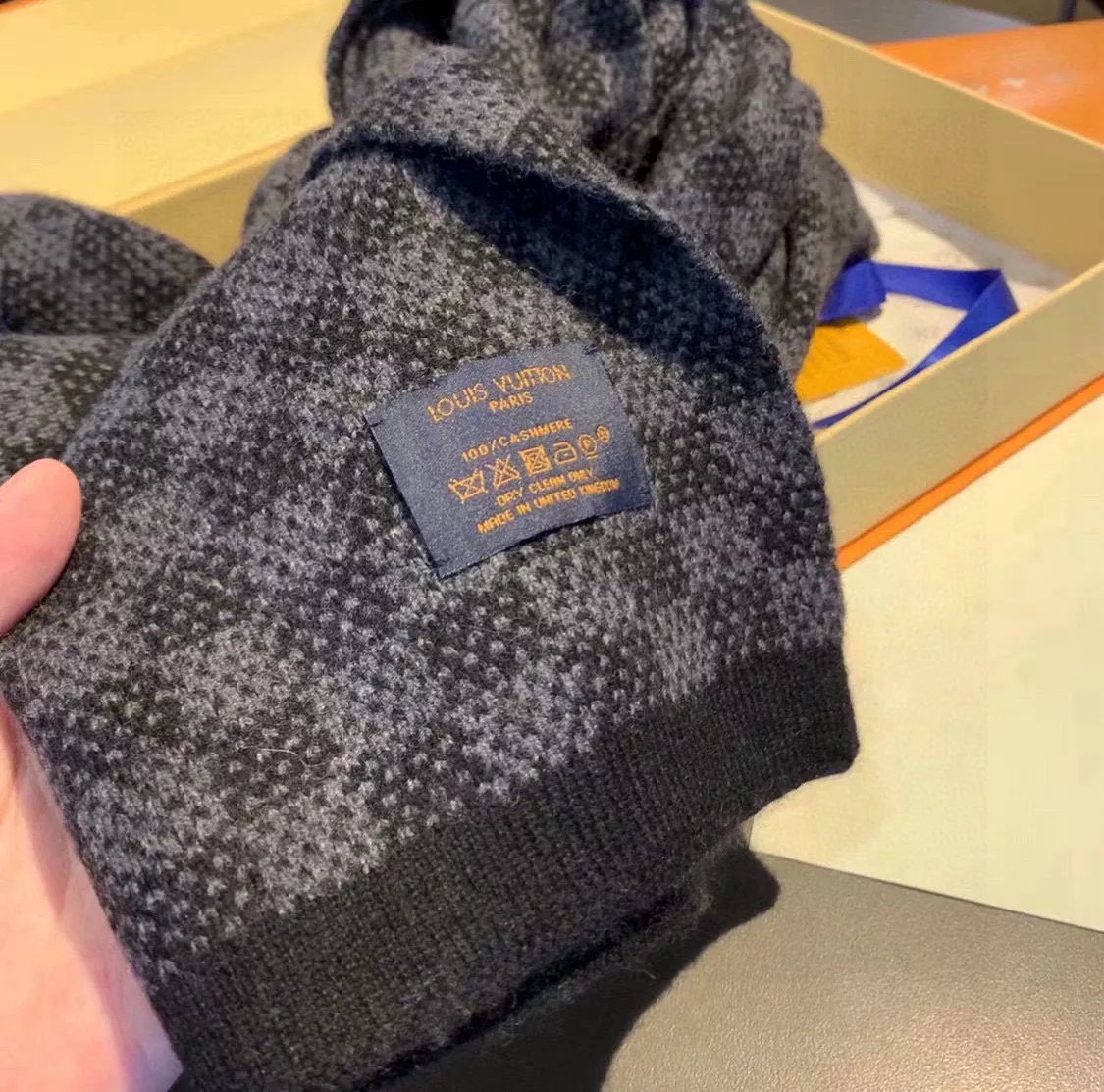 Reliable 2392 Louis Vuitton Scarf For Unisex - Image 4