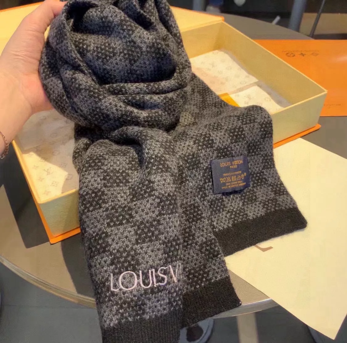 Reliable 2392 Louis Vuitton Scarf For Unisex - Image 5