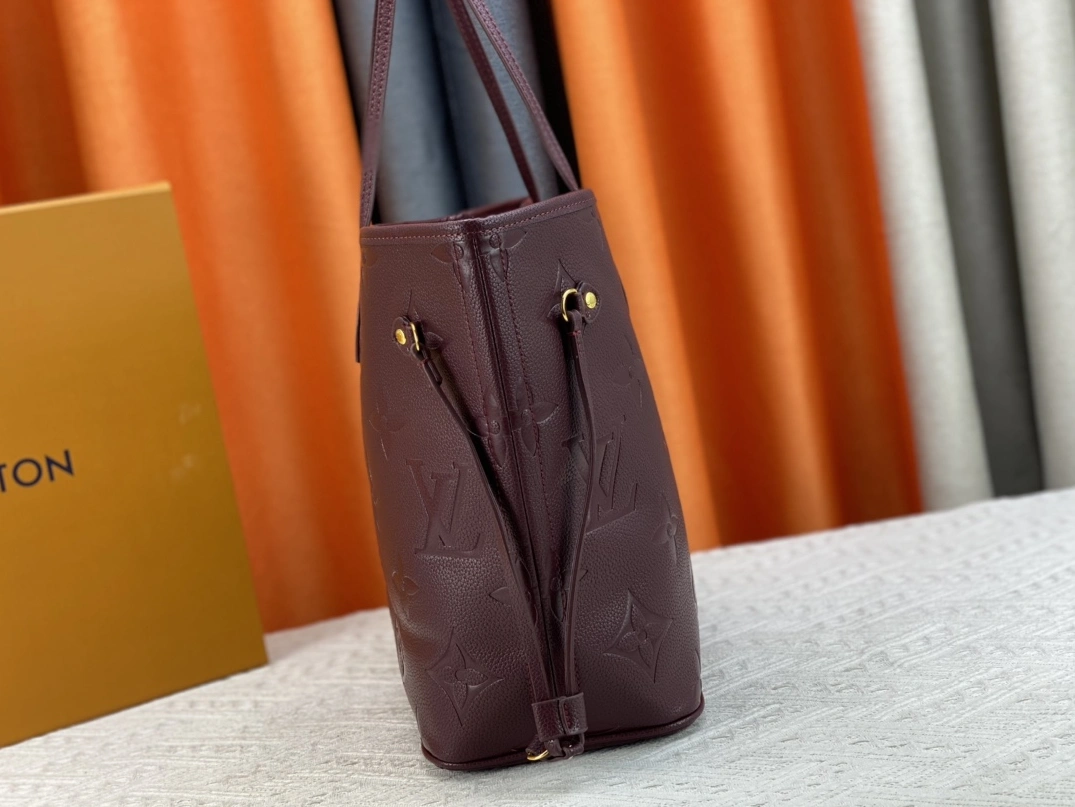 Sleek 1703 Louis Vuitton AAA Quality Shoulder Bags For Women - Image 4