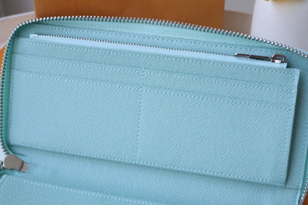 Sleek 9125 Louis Vuitton AAA Quality Card Case - Image 6