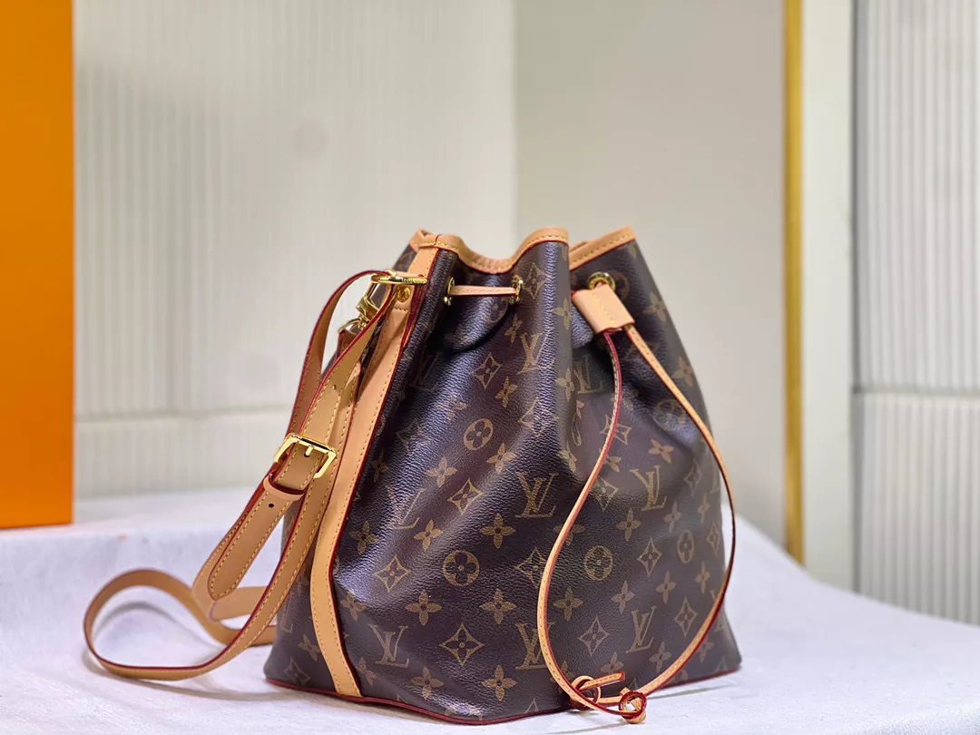 Trendsetting 7580 Louis Vuitton AAA Quality Messenger Bags For Women