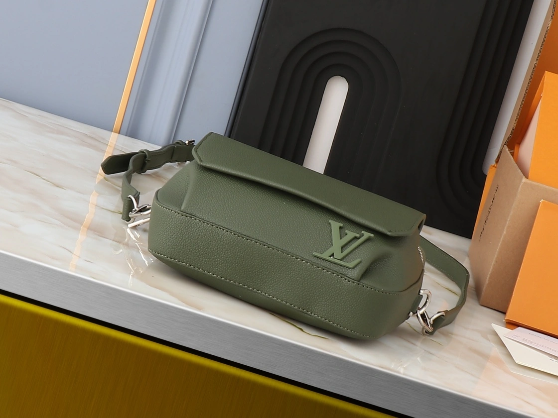 WellDesigned 1900 Louis Vuitton AAA Quality Messenger Bags For Unisex - Image 3