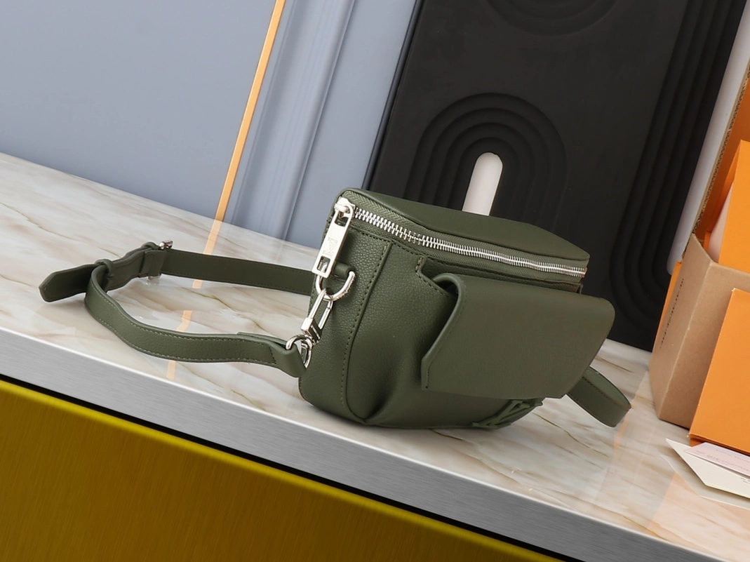 WellDesigned 1900 Louis Vuitton AAA Quality Messenger Bags For Unisex - Image 4