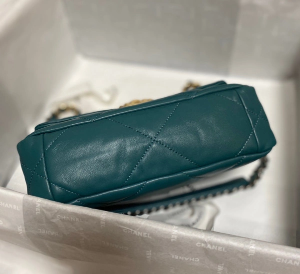 CHANEL 19 FLAP BAG DailyWear 44 - Image 5