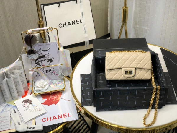 Comfortable CHANEL FLAP BAG 711 - Image 3