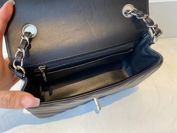 Fashionable CHANEL FLAP BAG 719 - Image 9